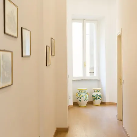 Prestigious Via Barberini Řím