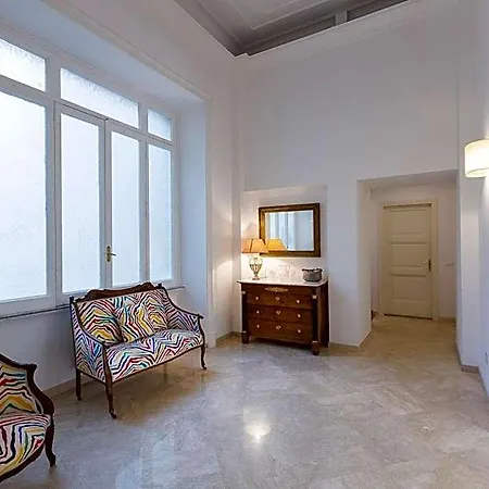 Prestigious Via Barberini Appartement *